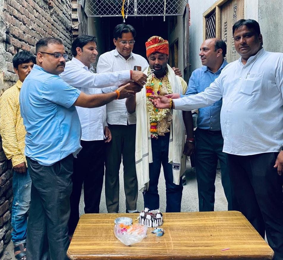 महानगर काँग्रेस कमेटी के पूर्व महासचिव का जन्मदिन केक काटकर मनाया गया