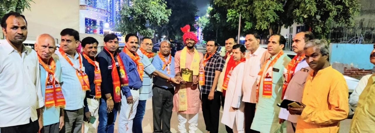 ग्रेटर नोएडा प्राधिकरण में प्रबंधक पीपी मिश्रा के बेटे कुश मिश्रा का यूपीपीसीएस में चयन होने पर सेक्टर डेल्टा टू निवासियों ने किया सम्मानित