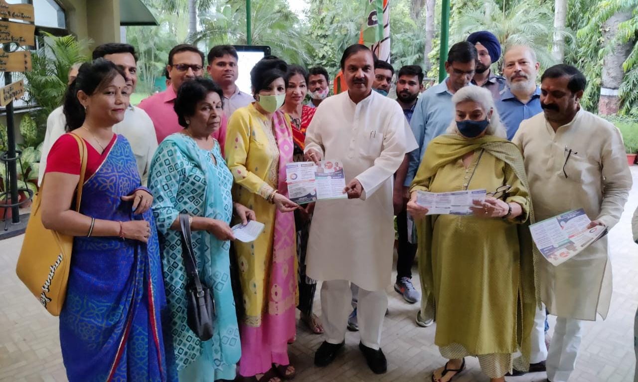 सांसद एवं पूर्व केन्द्रीय मंत्री भारत सरकार डा. महेश शर्मा द्वारा नोएडा में केन्द्र सरकार के 8 वर्ष पूर्ण होने पर भारतीय जनता पार्टी द्वारा बूथ संपर्क अभियान एवं पदयात्रा