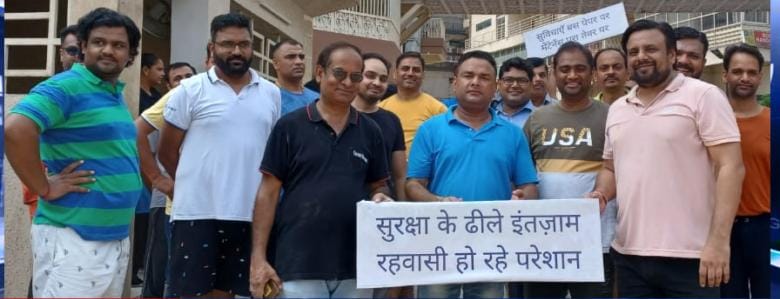 गौड़ बिल्डर के खिलाफ 7th एवेन्यू के निवासियों ने किया प्रदर्शन