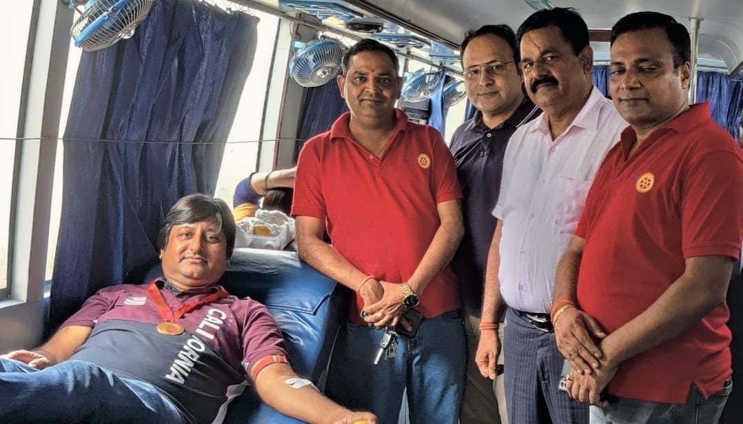 रोटरी क्लब ग्रीन ग्रेनो द्वारा रजिस्ट्रार ऑफिस में लगाये गये रक्तदान शिविर में कैम्पस के लोगों ने किया बढ़चढ़कर रक्तदान