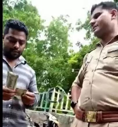 Noida Breaking News: रिश्वत लेते हुए पुलिस कर्मियों का देखे वीडियो, गांजा तस्करी का आरोप लगाकर युवक से रिश्वत लेने वाले सस्पेंड