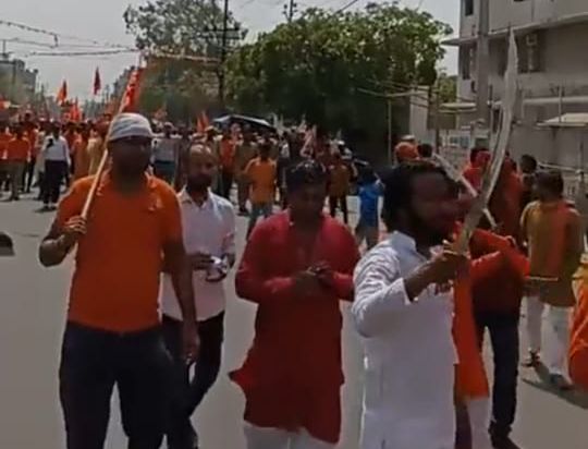 नोएडा जैसे हाई टेक शहर में हाथो में तलवारें लेके शोभा यात्रा निकाली जा रही है,आस्था के नाम पर ऐसा घटिया खेल कब तक खेला जाएगा