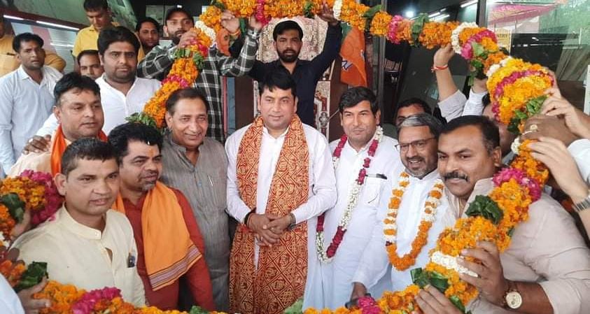 ग्रेटर नोएडा के दादरी पहुंचे मंत्री डॉ.सोमेंद्र तोमर, विधायक और सभापति श्रीचन्द शर्मा ने किया भव्य स्वागत