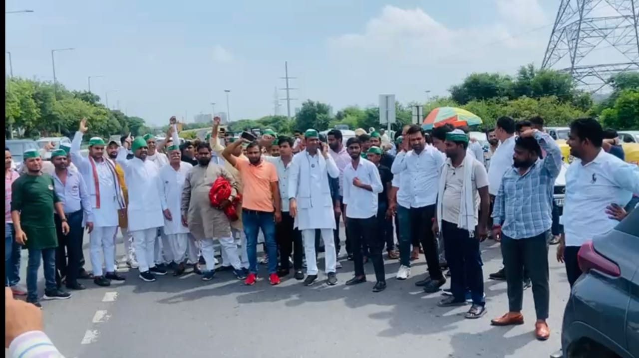 भारतीय किसान यूनियन अंबावता की ताकत के आगे झुकी दिल्ली पुलिस डीएनडी का रास्ता खोला गौतम बुध नगर से हजारों किसान जंतर-मंतर के लिए रवाना - आलोक नागर