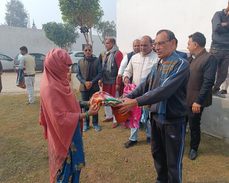 एंटी करप्शन इंटरनेशनल काउंसिल के सीत कवच कार्यक्रम के तहत एंटी करप्शन इंटरनेशनल काउंसलिंग गौतम बुध नगर टीम द्वारा गरीब लोगों को अनेक गांवों में कंबल बांटे गए