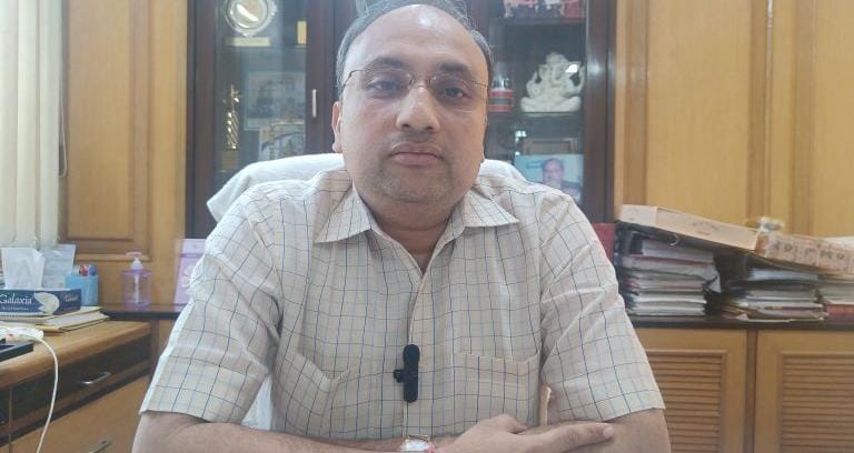 नोएडा पावर कंपनी लिमिटेड ने ओमेक्स पुटिंग ग्रीन्स सोसाइटी को बकाया बिजली भुगतान के लिए 7 दिनों का समय दिया, एनपीसीएल के 82 लाख रुपए हैं बकाया, नहीं किया भुगतान तो कट जाएगी बिजली