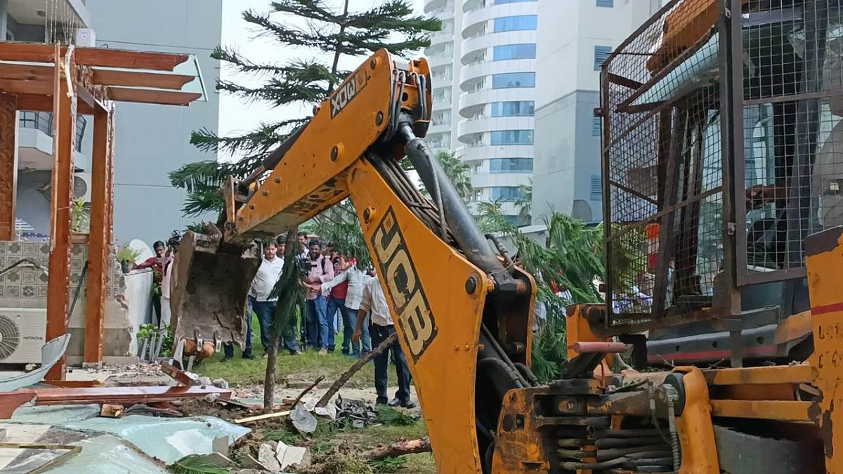 Noida Breaking News: गालीबाज नेता श्रीकांत त्यागी का अवैध निर्माण Noida अथॉरिटी ने गिराया, अवैध कब्जा और मेंटेनेंस, बिजली नहीं भरता था, सोसाइटी में बंटी मिठाई, महिलाओं ने बजाईं तालियां