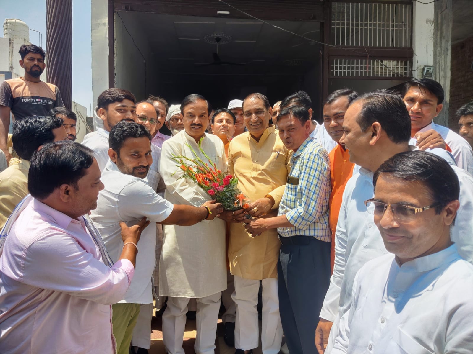 पूर्व केन्द्रीय मंत्री डा. महेश शर्मा माननीय प्रधानमंत्री श्री नरेन्द्र मोदी महत्वकांक्षी योजना व प्रदेश सरकार की योजनाओं की जाकारी ली