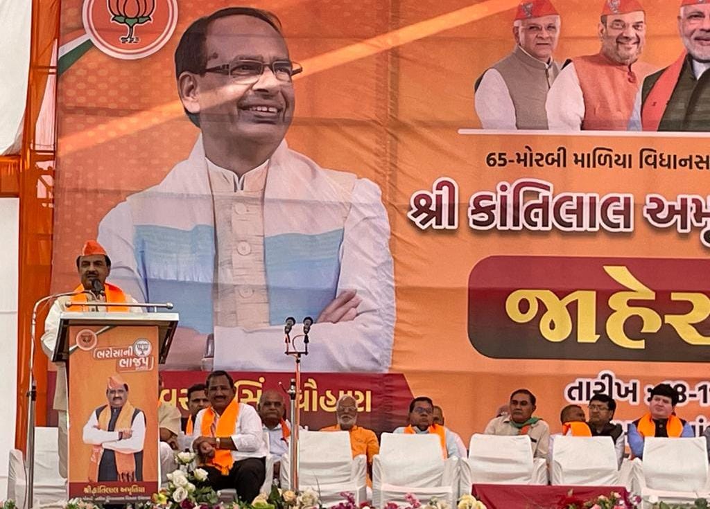 गुजरात प्रवास के दौरान गौतमबुद्धनगर के सांसद एवं पूर्व मंत्री डा महेश शर्मा राजकोट एयरपोर्ट पहुंचे