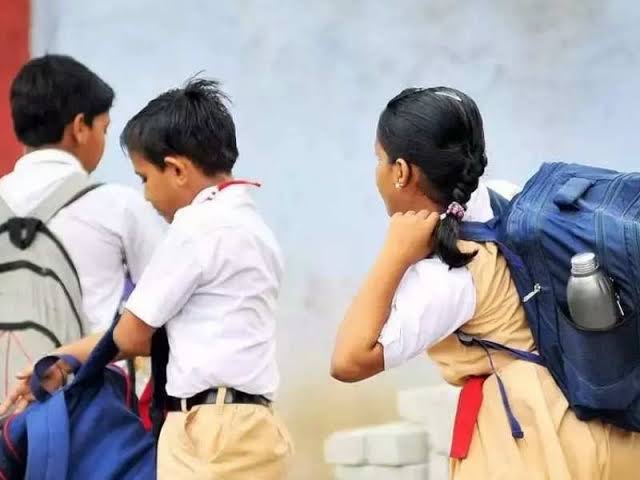 BREAKING NEWS: 2 दिन से लिफ्ट खराब होने कारण स्कूल बैग लेकर 18 मंजिल तक चढ़ने को मजबूर थे बच्चे, और बुजुर्ग बुजुर्गों का बुरा हाल