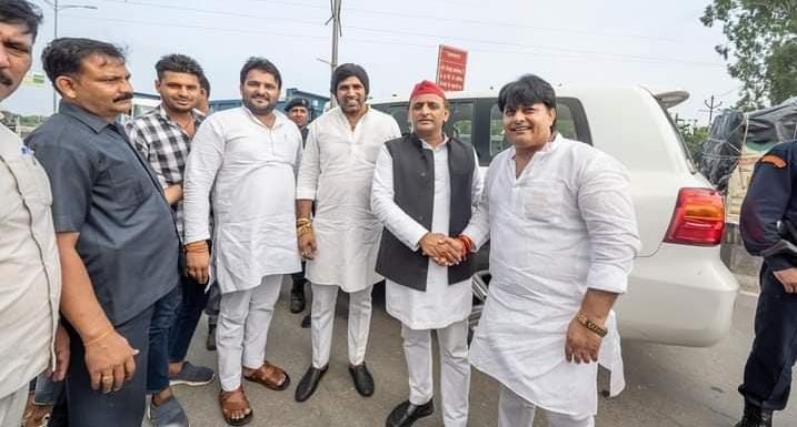 बीजेपी के ब्लॉक प्रमुख व बीजेपी युवा मोर्चा के नेताओं ने अखिलेश यादव का किया स्वागत यदि समाजवादी पार्टी की सरकार होती तो आज समाजवादी पार्टी मे होते ये नेता