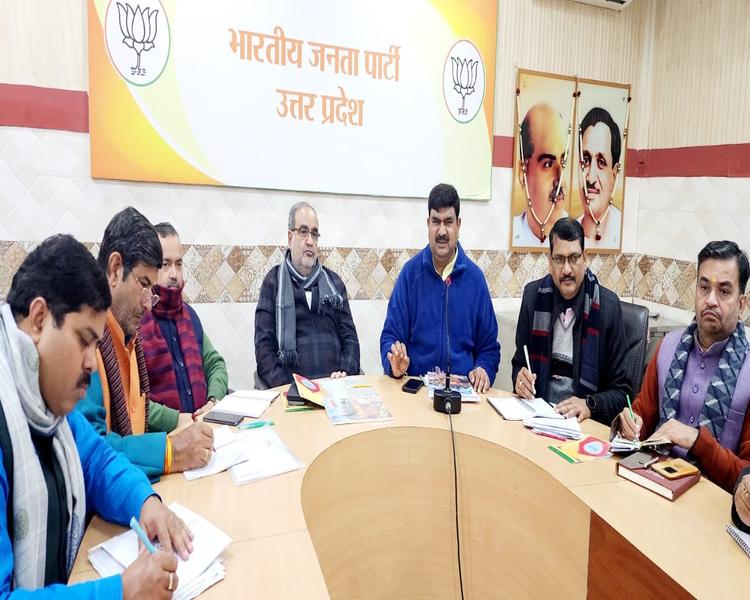 प्रदेश अध्यक्ष श्री भूपेन्द्र सिंह जी व महामंत्री(संगठन) श्री धर्मपाल सिंह के साथ बैठक में प्रदेश संयोजक शिक्षक प्रकोष्ठ श्रीचंद शर्मा जी ने प्रदेश की छः सीटों के स्नातक व शिक्षक एम.एल.सी चुनाव से संबंधित महत्वपूर्ण विषयों पर विस्तृत चर्चा की