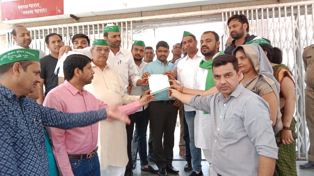 भारतीय किसान यूनियन अंबावता ने जेल में बंद किसानों की रिहाई को लेकर जिलाधिकारी को सौंपा ज्ञापन