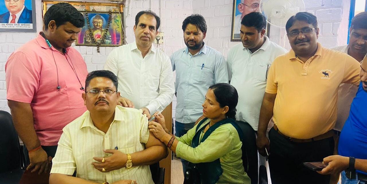 रजिस्ट्रार कार्यालय परिसर में अध्यक्ष अनुरोध पर जिला कोरोना अधिकारी आर के सिंह की निगरानी में ने परिसर में कार्यरत 300 से ज्यादा अधिवक्ता और डीड राइटर्स को बूस्टर डोज लगाई गई