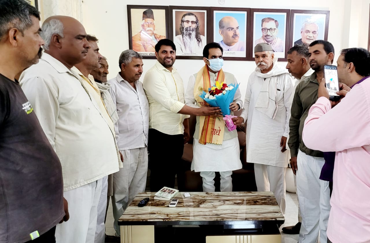 गढ़ी चौखंडी में चल रहे विकास कार्यों एवं बरात घर का कार्य शुरू कराने के लिए विधायक पंकज सिंह से धन्यवाद किया