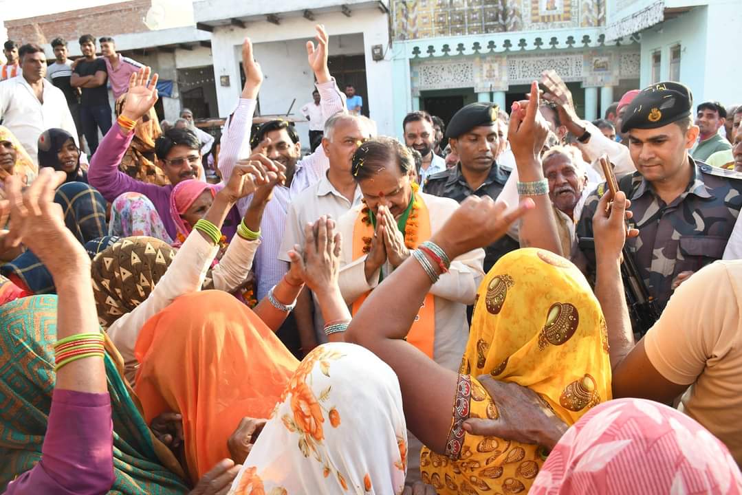 भाजपा गौतमबुद्ध नगर के प्रत्याशी डा. महेश शर्मा ने जेवर क्षेत्र में किया जनसम्पर्क, हुआ जोरदार स्वागत