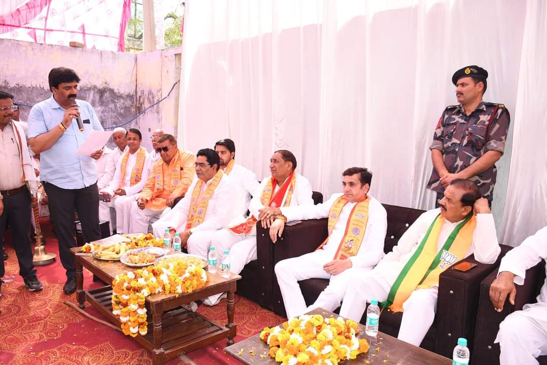 भाजपा प्रत्याशी डॉक्टर महेश शर्मा ने कई गांव का किया दौरा जनसंपर्क पर कर मांगे वोट