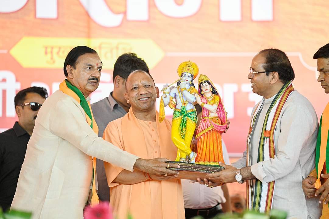 मुख्यमंत्री योगी ने गौतमबुद्ध नगर के सांसद व भाजपा प्रत्याशी डॉ. महेश शर्मा के लिए मांगा वोट’, सपा-बसपा व कांग्रेस के लोग दंगा पॉलिसी चलाते थे, हम विकास की पॉलिसी चलाते हैं