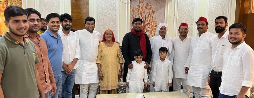 समाजवादी पार्टी के राष्ट्रीय अध्यक्ष लोहियावाहिनी अभिषेक यादव व वरिष्ठ नेताओं का बिसरख में राष्ट्रीय सचिव लोहियावाहिनी के कमल भाटी के घर आगमन
