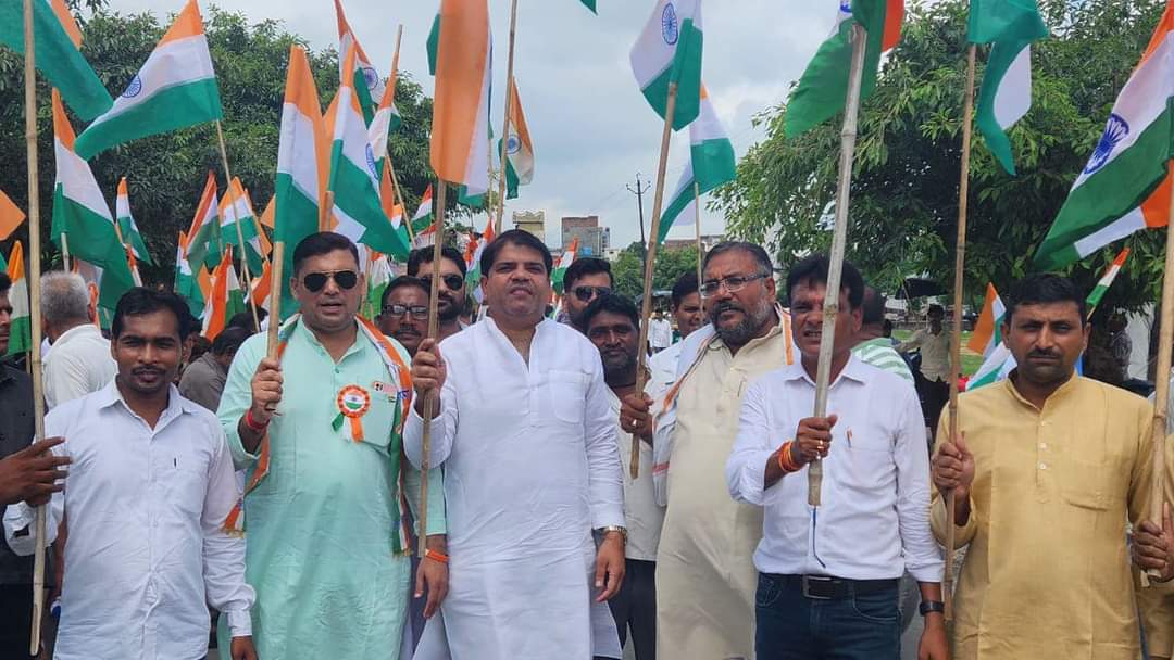 UP Sahaswan News: सहसवान में भव्य तिरंगा यात्रा का आयोजन, ब्लॉक प्रमुख विक्रांत यादव ने की देशभक्ति की अपील