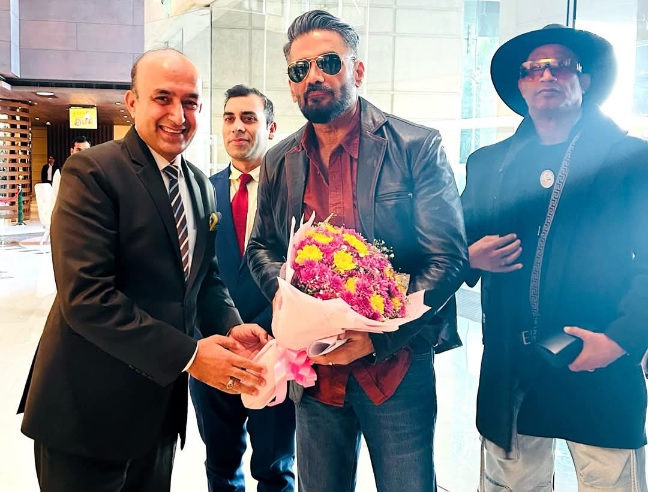 Crowne Plaza News : क्राउन प्लाजा ग्रेटर नोएडा में अभिनेता सुनील शेट्टी का भव्य स्वागत, लक्ज़री और आतिथ्य की नई परिभाषा, होटल के मेहमानों के लिए खास अनुभव