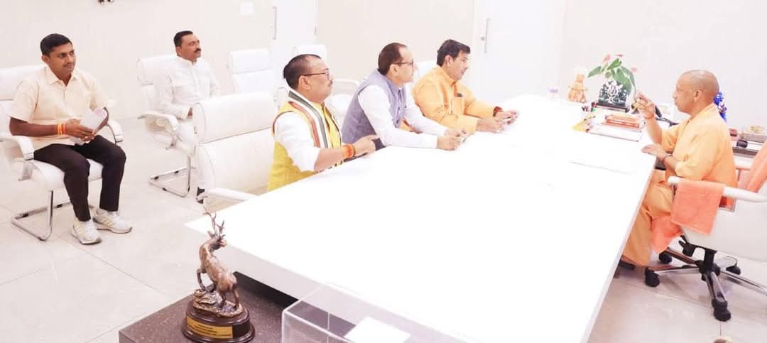 CM Yogi Adityanath News : शिक्षामित्रों के लिए बड़ी राहत, उत्तर प्रदेश सरकार ने स्थानांतरण और समायोजन के लिए पारदर्शी नीति बनाई, MLC श्री श्रीचंद शर्मा ने मुख्यमंत्री योगी आदित्यनाथ व प्रदेश अध्यक्ष भूपेंद्र जी और संगठन मंत्री धर्मपाल सिंह का जताया आभार