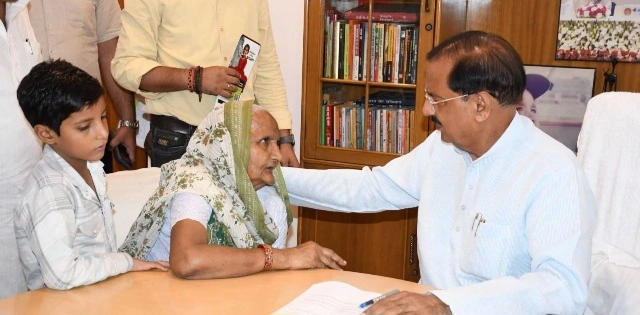 Noida MP Dr Mahesh News : जनसुनवाई में संवेदना का अद्भुत दृश्य, बुज़ुर्ग महिला और छोटे पोते की पीड़ा सुन भावुक हुए सांसद डॉ. महेश शर्मा, पोते की मासूम उपस्थिति और भावुक माहौल, पोते की मासूम उपस्थिति और भावुक माहौल