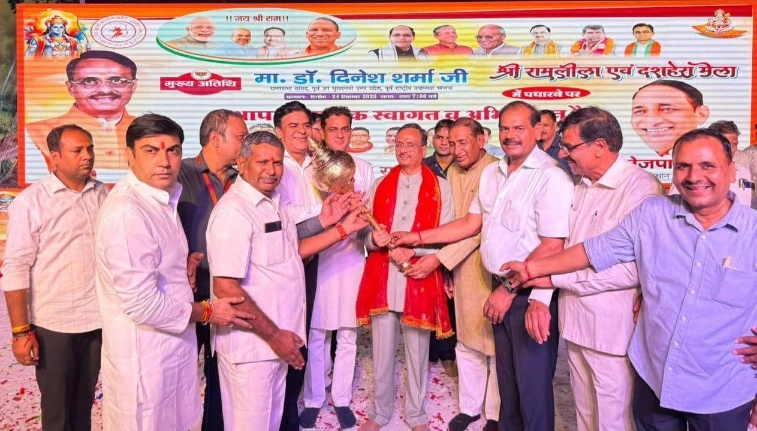 Surajpur Ramlila News : सूरजपुर रामलीला में राम-सीता मिलन, सीता स्वयंवर और परशुराम संवाद का भव्य मंचन, हजारों श्रद्धालुओं की उमड़ी भीड़, पूर्व उपमुख्यमंत्री दिनेश शर्मा ने कहा “रामायण हमें भाईचारे और त्याग का सबसे बड़ा संदेश देती है”, पार्किंग और सुरक्षा की विशेष व्यवस्था