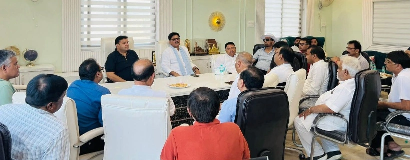 Breaking News : जेवर विधायक धीरेंद्र सिंह का सख्त अंदाज़, UPSIDC अधिकारी पर बरसे, बोले “लोकतंत्र में तानाशाही नहीं चलेगी”, अब मनमर्जी नहीं चलेगी”, मामला कहाँ का है और क्यों हुआ विवाद?, व्यापारियों की शिकायत और प्रतिनिधिमंडल की पहल
