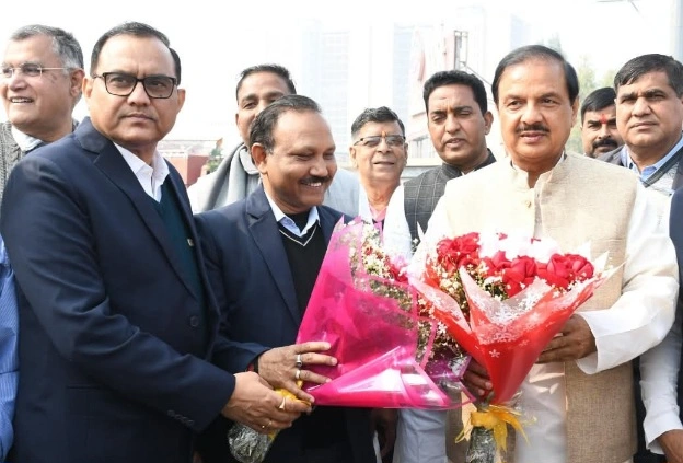 Noida Jam News : जाम से राहत, ज़िंदगी को रफ्तार!, नोएडा–गाजियाबाद के बीच बनेगा आधुनिक स्काईवॉक, 530 मीटर लंबा विकास का पुल, सांसद डॉ. महेश शर्मा ने रखी विकास की नई ईंट, नोएडा विधायक पंकज सिंह, नोएडा प्राधिकरण के एसीईओ सतीश पाल रहे मौजूद