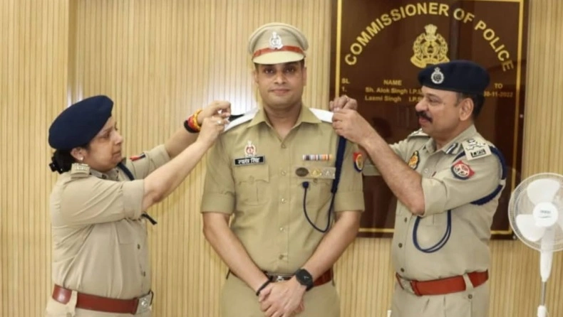 Police News : “केराकत का बेटा बना नोएडा का दमदार अफसर, मेहनत, लगन और विरासत की कहानी, ACP से ADCP बने स्वतंत्र कुमार सिंह, कमिश्नर ने खुद वर्दी पर सजाया अशोक स्तंभ!”, “कमिश्नर ने सजाया सम्मान का सितारा, गूंज उठा पूरा पुलिस मुख्यालय”, “इलाहाबाद यूनिवर्सिटी से पुलिस सेवा तक—संघर्ष और सफलता की मिसाल”, “राजनीतिक-सामाजिक विरासत का प्रभाव—सेवा की परंपरा को आगे बढ़ाया”