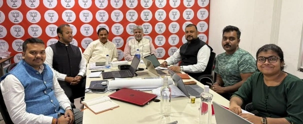 Breaking News : “नोएडा से बंगाल तक सियासी ‘रणनीति का सुपरहिट सफर’!, डॉ. महेश शर्मा को मिली बड़ी जिम्मेदारी, अब बंगाल चुनाव में दिखेगा उनका ‘मैनेजमेंट मास्टरस्ट्रोक’”, “कोलकाता में बनी रणनीति, बूथ तक पहुंचेगी तैयारी, संगठन में मजबूत पकड़ का मिला इनाम”, क्या बंगाल में दिखेगा नोएडा का ‘सियासी मैजिक’?”