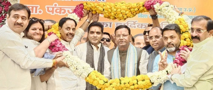 BJP Noida News : “अवैध इमारत पर वैधता का खेल!”, नोएडा में अरबों की जमीन पर खड़ा बैंक्वेट हॉल बना सियासी भूचाल का कारण, 5 बार नोटिस, फिर भी कार्रवाई अधर में—क्यों बेबस है प्रशासन? एक पूर्व MLC के नाम आ रहा है सामने