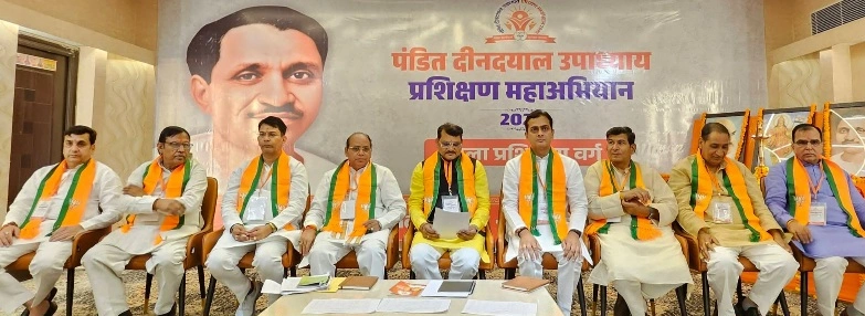 BJP Organization News : “संगठन से सत्ता तक, बूथ से भारत तक!” ग्रेटर नोएडा में BJP का दो दिवसीय ‘प्रशिक्षण महाभियान’ शुरू, नेताओं ने कार्यकर्ताओं में फूंका मिशन 2026 और 2027 का जोश, अग्रसेन भवन बना भाजपा के ‘राजनीतिक गुरुकुल’ का केंद्र, सांसद से लेकर विधायक तक ने दिया जीत का मंत्र — “सेवा, संगठन और सोशल मीडिया से मजबूत होगा भाजपा का किला”