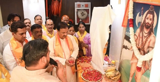 Bhagwan Parshuram News : “परशुराम जन्मोत्सव बना संस्कृति, कविता और सामाजिक एकता का महाकुंभ!, ग्रेटर नोएडा में उमड़ा आस्था का सैलाब, संतों से लेकर सांसद तक ने दिया संस्कार और संगठन का संदेश”, अखिल भारतीय कवि सम्मेलन ने बांधा समां, सांसद डॉ. महेश शर्मा बोले “परशुराम केवल शक्ति नहीं, संस्कृति और न्याय के प्रतीक”