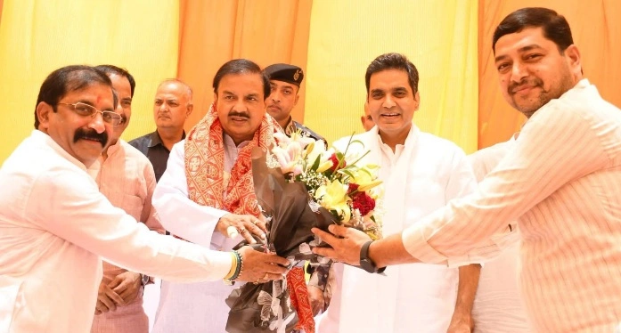 Breaking News : सलारपुर में विकास का ‘डबल धमाका’!, करोड़ों की परियोजनाओं की बरसात, सांसद महेश शर्मा और विधायक पंकज सिंह ने गांव को दी आधुनिक सुविधाओं की सौगात, सामुदायिक केंद्र से लेकर सीसी रोड, नाली और आरसीसी दीवार तक—सलारपुर में विकास की नई इबारत, ग्रामीण बोले- अब बदलेगी गांव की तस्वीर, 306 लाख की लागत से बनेगा आधुनिक सामुदायिक केंद्र