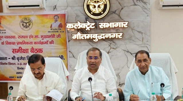 Breaking News : “काम में लापरवाही नहीं चलेगी, गुणवत्ता से होगा विकास का हिसाब!”, प्रभारी मंत्री बृजेश सिंह की दो टूक, सांसद डॉ. महेश शर्मा बोले- किसानों की समृद्धि से ही मजबूत होगी जिले की अर्थव्यवस्था, कलेक्ट्रेट में विकास योजनाओं की हुई बड़ी समीक्षा, सड़क, बिजली, कानून व्यवस्था, उद्योग और किसानों से जुड़े मुद्दों पर अधिकारियों को मिले सख्त निर्देश