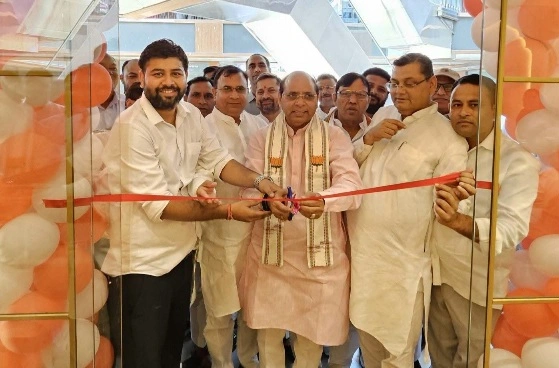 Good News : ग्रेटर नोएडा के स्वाद को मिला नया शाही ठिकाना!, Sun Twilight Mall में खुला मशहूर मोती महल रेस्टोरेंट, फीता काटते ही जुटीं बड़ी हस्तियां, बोले क्षेत्रीय अध्यक्ष सतेंद्र सिसोदिया भाजपा नेता—रोजगार और व्यापार को मिलेगी नई उड़ान, ग्रेटर नोएडा बन रहा फूड और बिजनेस डेस्टिनेशन