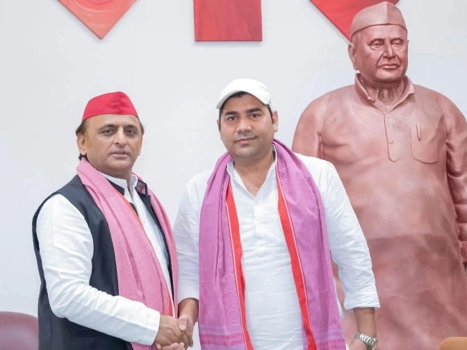 Samajwadi Party's News : अखिलेश यादव के जन्मदिवस पर समाजवादी पार्टी का सेवा अभियान, जरूरतमंदों में बांटी मिठाई व खाद्य सामग्री, इसी भावना के तहत अखिलेश यादव के जन्मदिवस पर यह सेवा कार्य किया गया, नादिर शाह बोले 2027 के उत्तर प्रदेश विधानसभा चुनाव में सपा मजबूती के साथ चुनाव मैदान में उतरेगी, जनता के समर्थन से एक बार फिर प्रदेश की सत्ता में वापसी करेगी