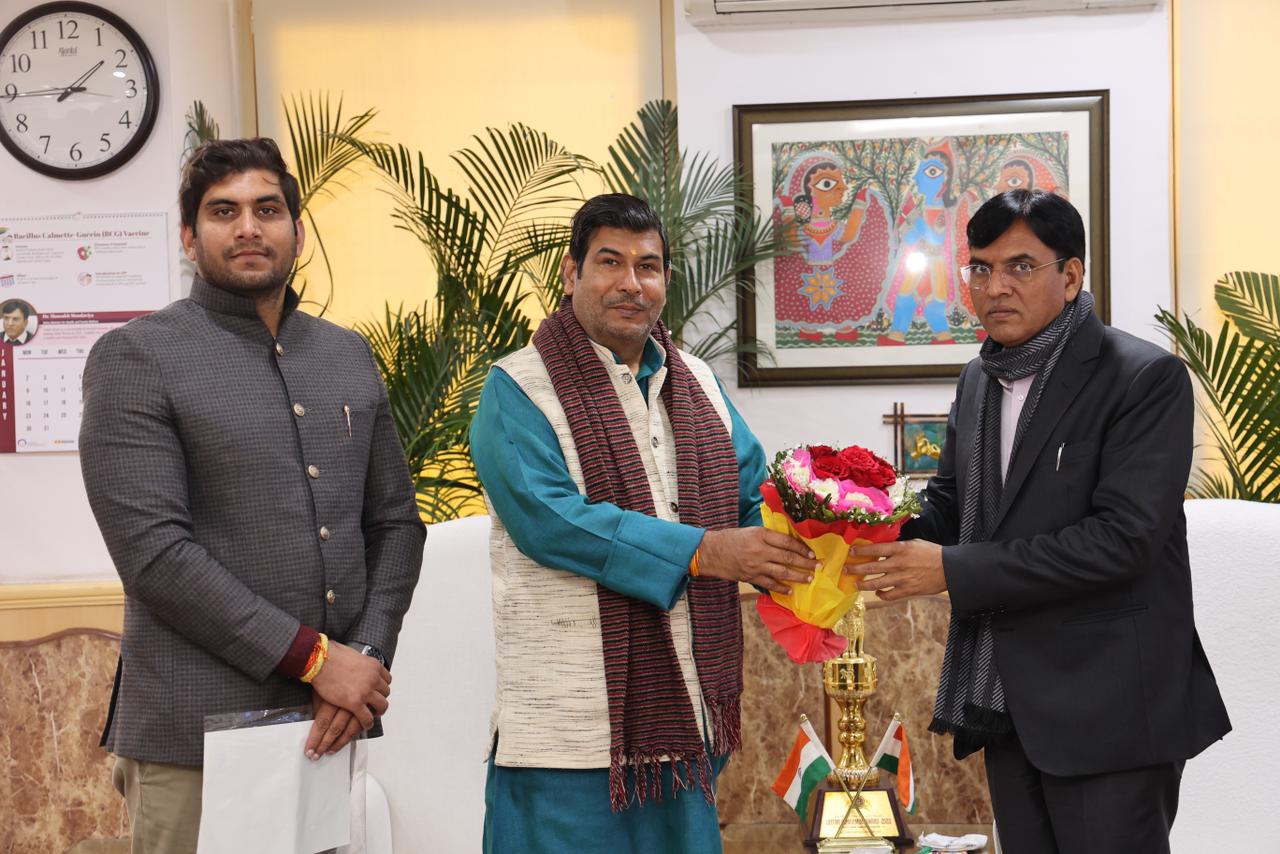 प्रदेश संयोजक शिक्षक प्रकोष्ठ एमएलसी श्रीचंद शर्मा ने मनसुख लक्ष्मणभाई मांडविया केन्‍द्रीय स्‍वास्‍थ्‍य व परिवार कल्‍याण मंत्री भारत सरकार से दिल्ली में मुलाक़ात की