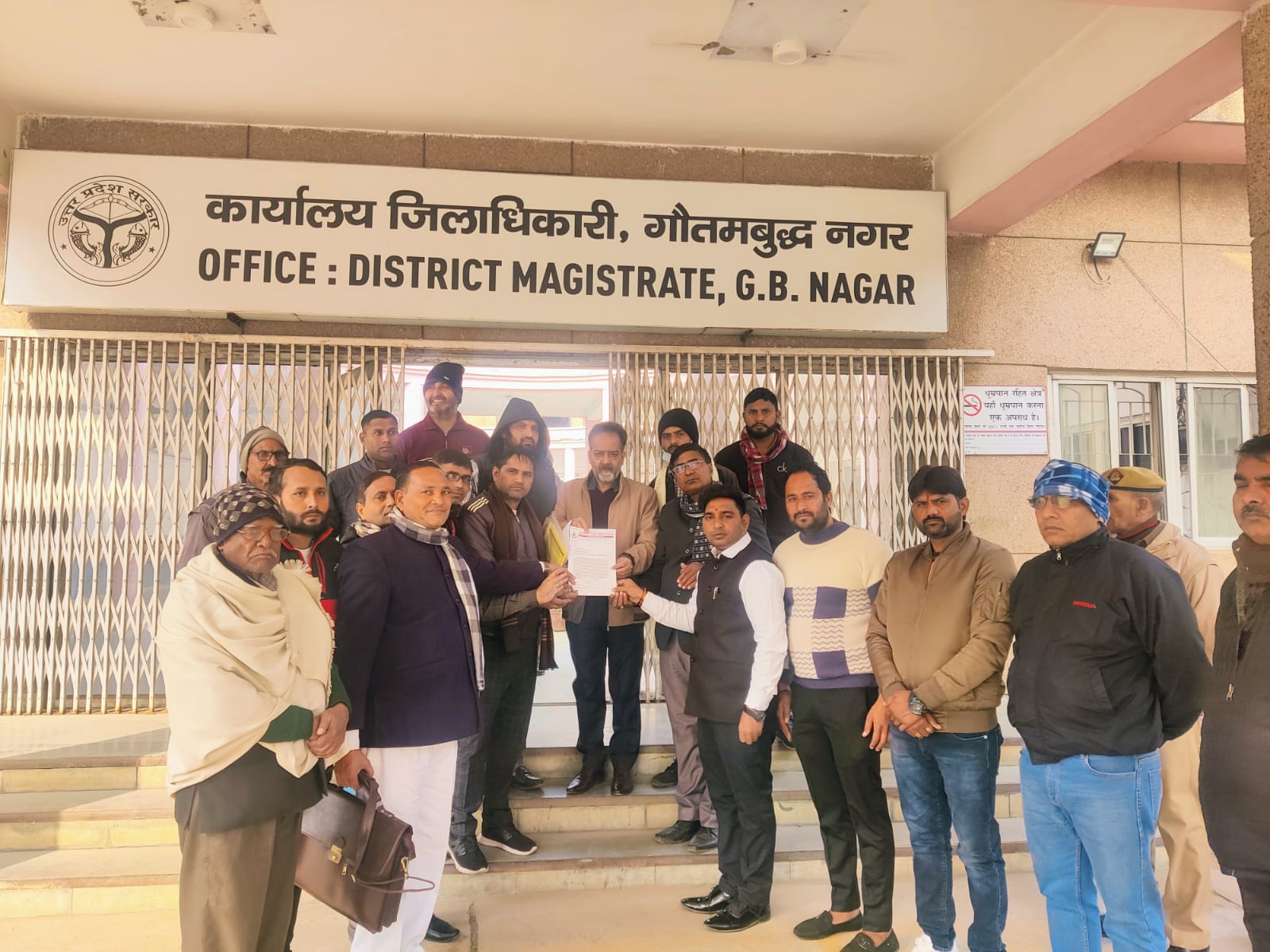 <em>सलील यादव को दोबारा ग्रेटर नोएडा प्राधिकरण में वापिस तैनात करने के लिए मुख्यमंत्री के नाम जिलाधिकारी को दिया ज्ञापन</em>