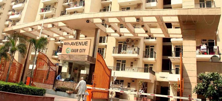 Gaur City-2 के इस एवेन्यू में बवाल का सच आया सामने, पेंट करवाने, प्रीपेड मीटर से काट लिए पैसे इस बात पर मचा है बवाल