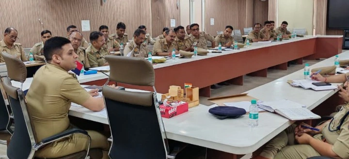 Police Breaking News : “अब थानों में नहीं चलेगी ढिलाई!, 60 से 90 दिन में निपटेंगी लंबित विवेचनाएं, गुमशुदा लोगों की तलाश बनेगी पहली प्राथमिकता, एडीसीपी स्वतंत्र कुमार सिंह ने पुलिस अधिकारियों को दिए सख्त निर्देश”, बीट पुलिसिंग को मजबूत करने पर विशेष जोर, जनसुनवाई और आईजीआरएस शिकायतों के त्वरित निस्तारण के आदेश