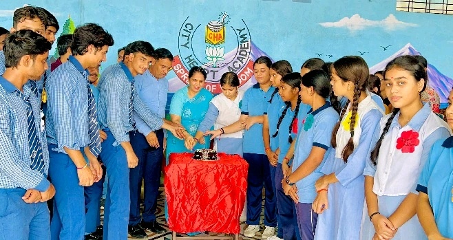 City Heart News : सिटी हार्ट एकेडमी स्कूल में शिक्षक दिवस का भव्य आयोजन, डॉ. सर्वपल्ली राधाकृष्णन को याद कर बच्चों ने जताया आभार, केक काटकर मनाया डॉ. राधाकृष्णन का जन्मदिन