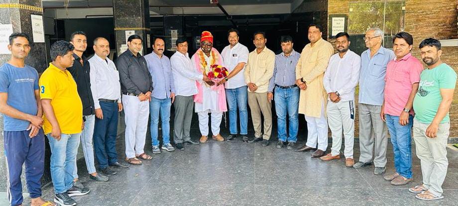 नोएड़ा, काँग्रेस कार्यकर्ताओ ने पूर्व महानगर अध्यक्ष के जन्मदिन पर दी बधाई