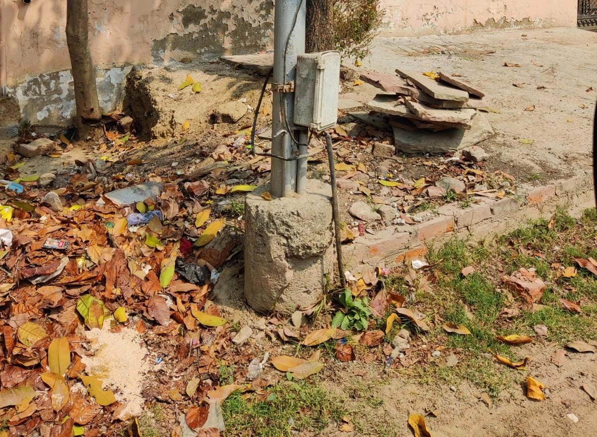 सेक्टर डेल्टा टू के बिजली के ओपन वायर बॉक्स और स्ट्रीट लाइट के पोलो पर गली और कटी ओपन वायर बनी जान का खतरा - आलोक नागर