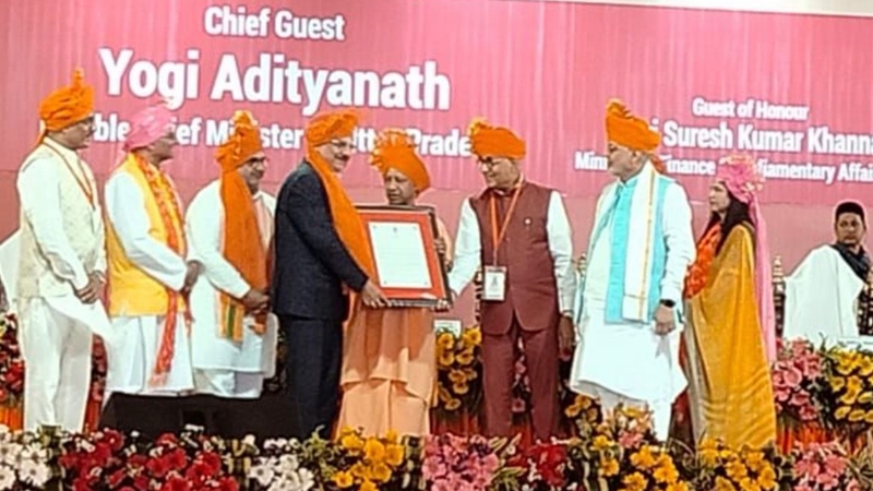 डॉ राकेश शर्मा को मुख्यमंत्री योगी आदित्यनाथ ने डॉक्टरेट उपाधि से किया अलंकृत, हस्तशिल्प निर्यात संगठनों द्वारा सम्मान समारोह