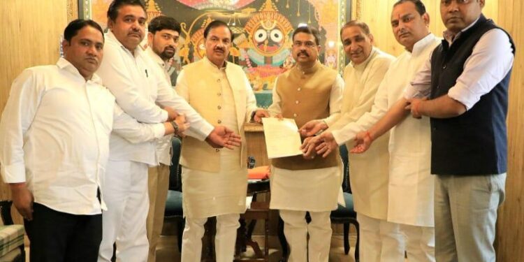 केंद्रीय विद्यालय पर आए संकट को टालने में जुटे सांसद महेश शर्मा व विधायक दादरी