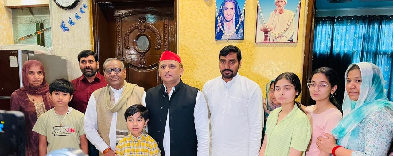 डॉ विकास प्रधान घरबरा के घर पहुंचे पूर्व मुख्यमंत्री अखिलेश यादव